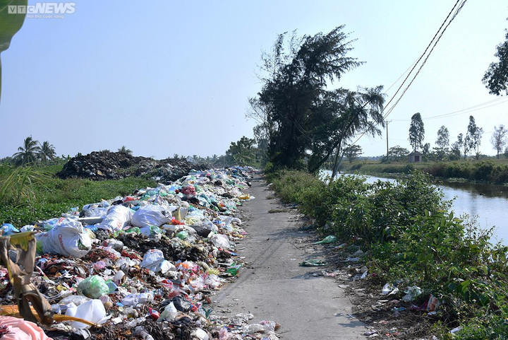 Ảnh: Túi nilon rác nằm chất đống cạnh hàng loạt ngôi mộ ở Hải Phòng - 6