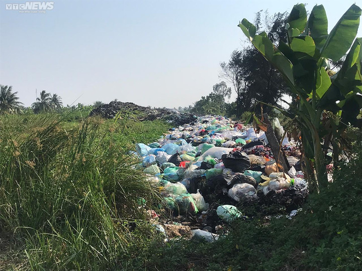 Ảnh: Túi nilon rác nằm chất đống cạnh hàng loạt ngôi mộ ở Hải Phòng - 9