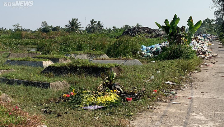 Ảnh: Túi nilon rác nằm chất đống cạnh hàng loạt ngôi mộ ở Hải Phòng - 2