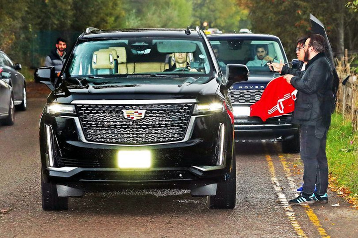 Cầu thủ Man Utd ủng hộ HLV Erik ten Hag trừng phạt Ronaldo - 1