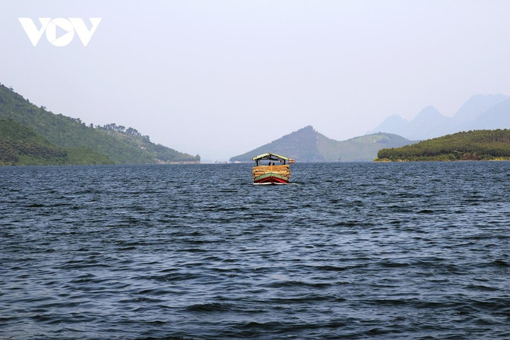 Ảnh: Vẻ quyến rũ mê hồn của hồ Thác Bà mùa nước nổi - 9