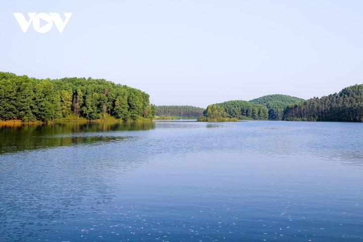 Ảnh: Vẻ quyến rũ mê hồn của hồ Thác Bà mùa nước nổi - 1