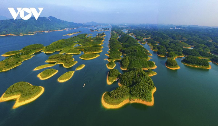 Ảnh: Vẻ quyến rũ mê hồn của hồ Thác Bà mùa nước nổi - 16