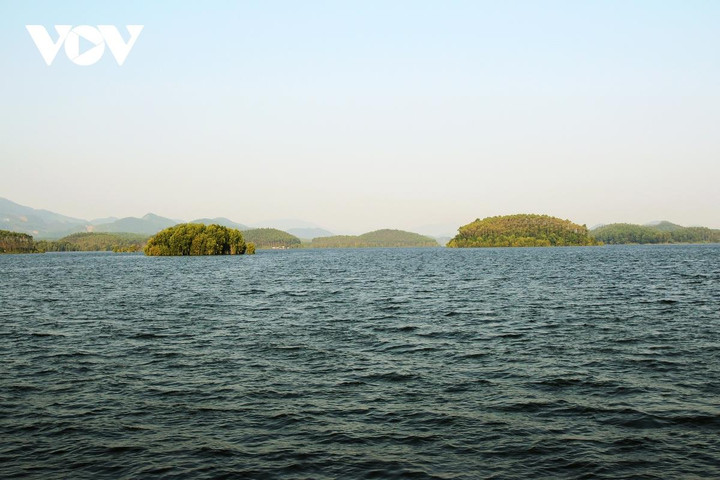 Ảnh: Vẻ quyến rũ mê hồn của hồ Thác Bà mùa nước nổi - 4