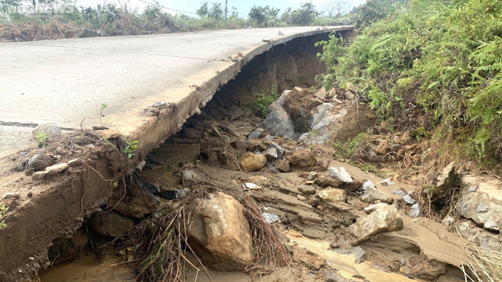 Cận cảnh các tuyến đường du lịch lên bán đảo Sơn Trà sạt lở tan hoang - 6