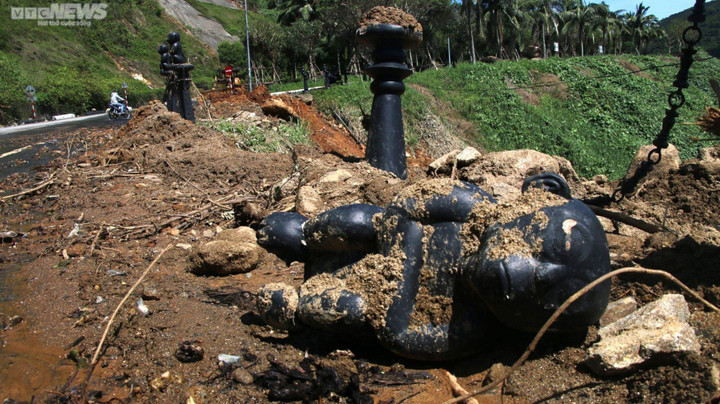 Cận cảnh các tuyến đường du lịch lên bán đảo Sơn Trà sạt lở tan hoang - 2