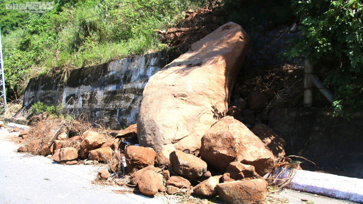 Cận cảnh các tuyến đường du lịch lên bán đảo Sơn Trà sạt lở tan hoang - 5