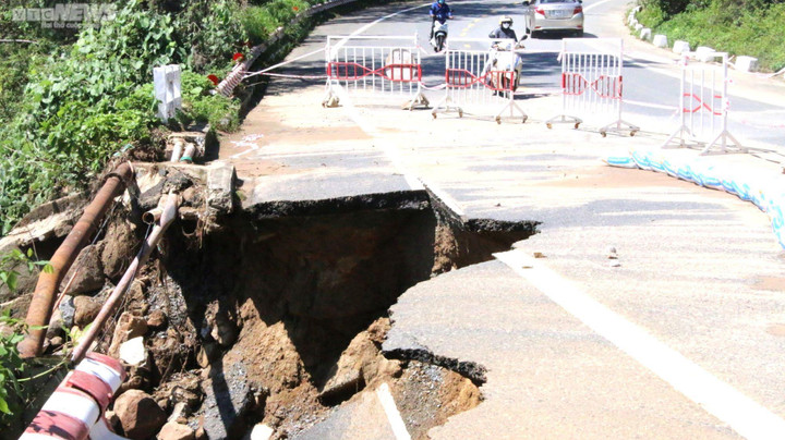 Cận cảnh các tuyến đường du lịch lên bán đảo Sơn Trà sạt lở tan hoang - 3