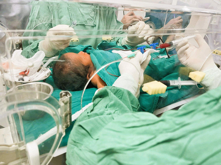 Thay máu toàn phần cứu bé trai 3 ngày tuổi bị vàng da nguy kịch - 1