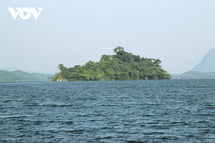 Ảnh: Vẻ quyến rũ mê hồn của hồ Thác Bà mùa nước nổi - 10