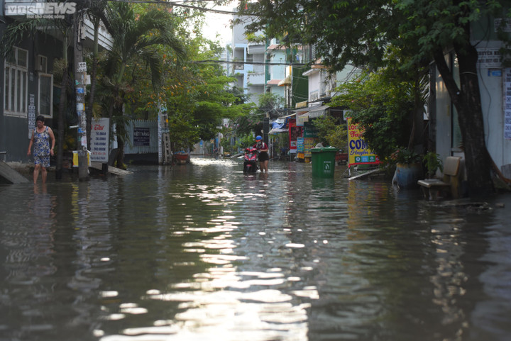 TP.HCM: Triều cường dâng cao, phụ huynh lội nước cõng con đi học - 2