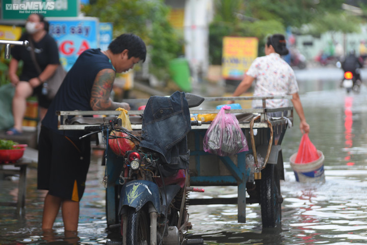 TP.HCM: Triều cường dâng cao, phụ huynh lội nước cõng con đi học - 3