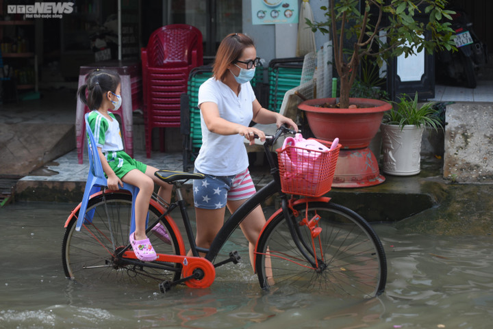 TP.HCM: Triều cường dâng cao, phụ huynh lội nước cõng con đi học - 4