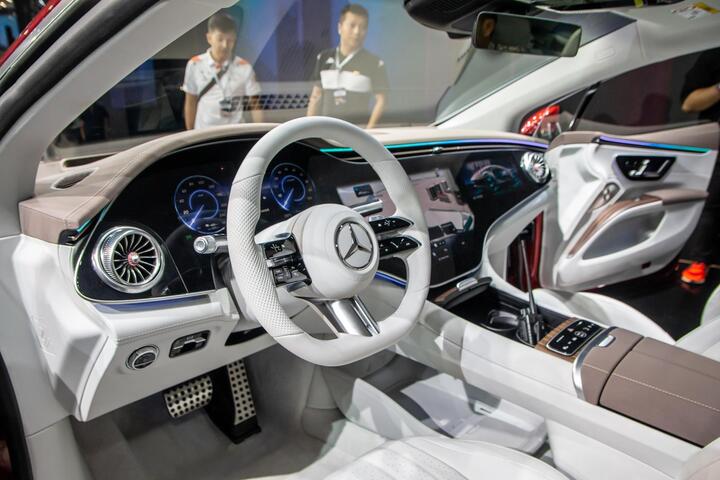 Cận cảnh xe điện Mercedes-Benz EQS tại Vietnam Motor Show 2022 - 9