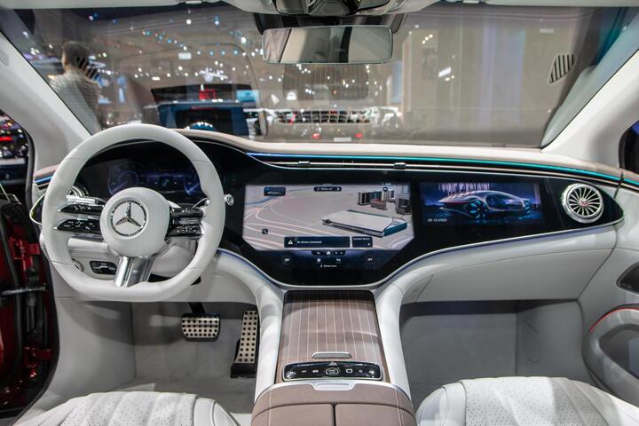 Cận cảnh xe điện Mercedes-Benz EQS tại Vietnam Motor Show 2022 - 10