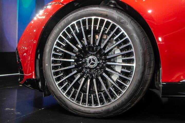 Cận cảnh xe điện Mercedes-Benz EQS tại Vietnam Motor Show 2022 - 8