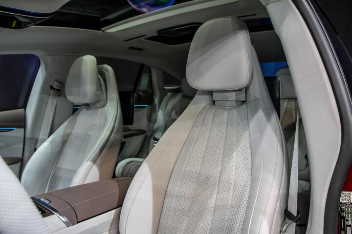 Cận cảnh xe điện Mercedes-Benz EQS tại Vietnam Motor Show 2022 - 13