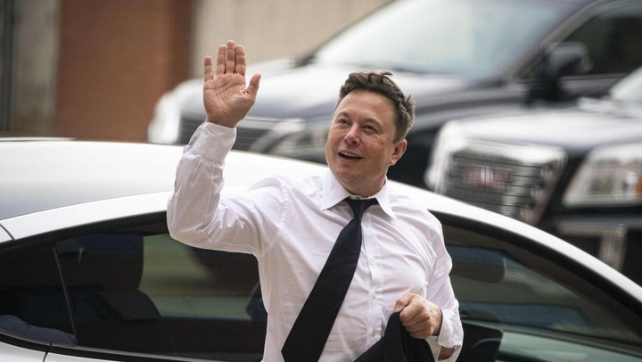 Mất hơn 100 tỷ USD, tỷ phú giàu nhất thế giới bán siêu xe - 1