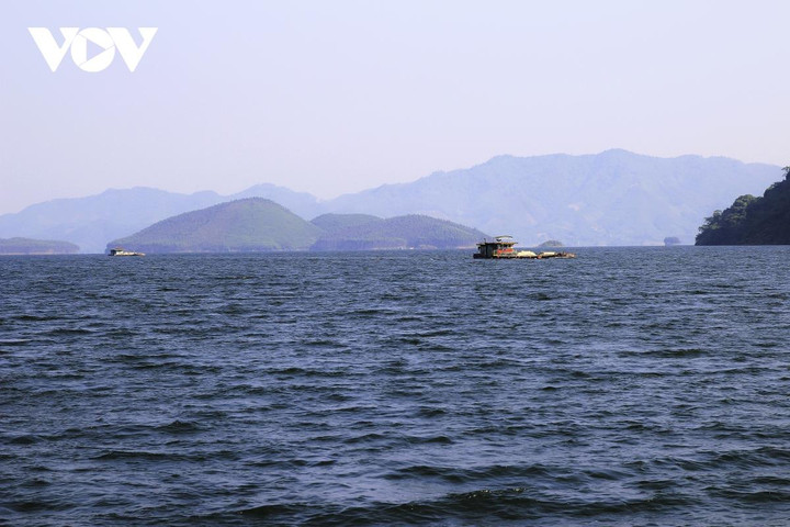 Ảnh: Vẻ quyến rũ mê hồn của hồ Thác Bà mùa nước nổi - 11