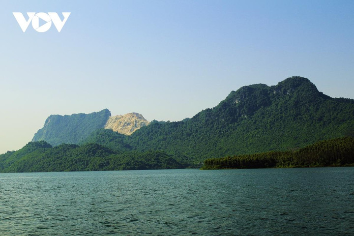 Ảnh: Vẻ quyến rũ mê hồn của hồ Thác Bà mùa nước nổi - 15