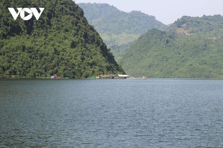 Ảnh: Vẻ quyến rũ mê hồn của hồ Thác Bà mùa nước nổi - 14