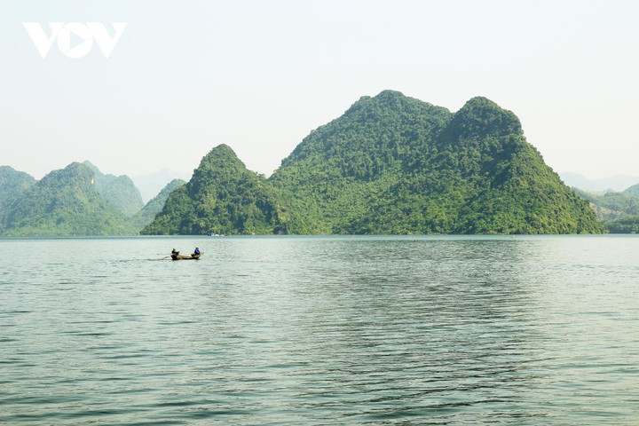 Ảnh: Vẻ quyến rũ mê hồn của hồ Thác Bà mùa nước nổi - 13