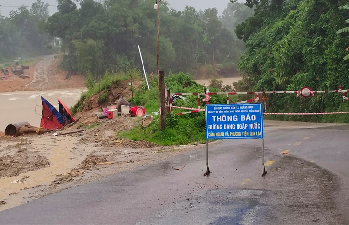 Quảng Nam mưa trắng trời, Quốc lộ 40B ngập sâu chia cắt 2 huyện miền núi - 1
