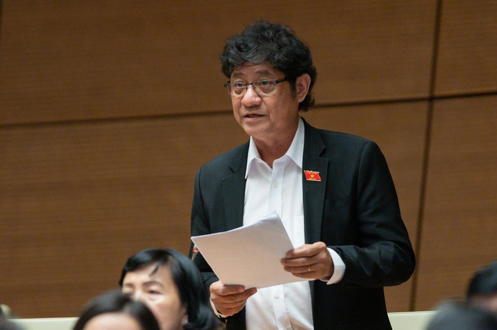 Bác sỹ khám hàng trăm ca bệnh mỗi ngày, lương vẫn không đủ sống - 1