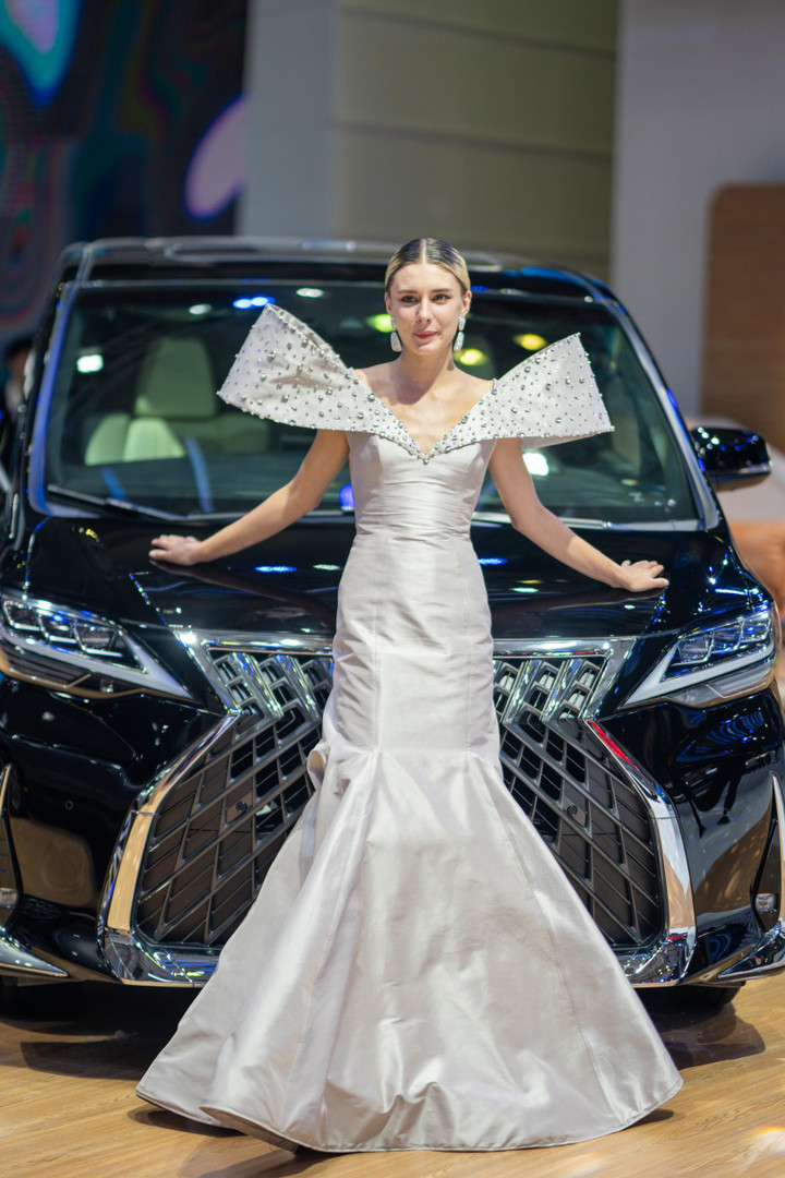 Ngắm dàn mẫu Tây nóng bỏng đẹp hút hồn tại Triển lãm Ô tô Việt Nam 2022