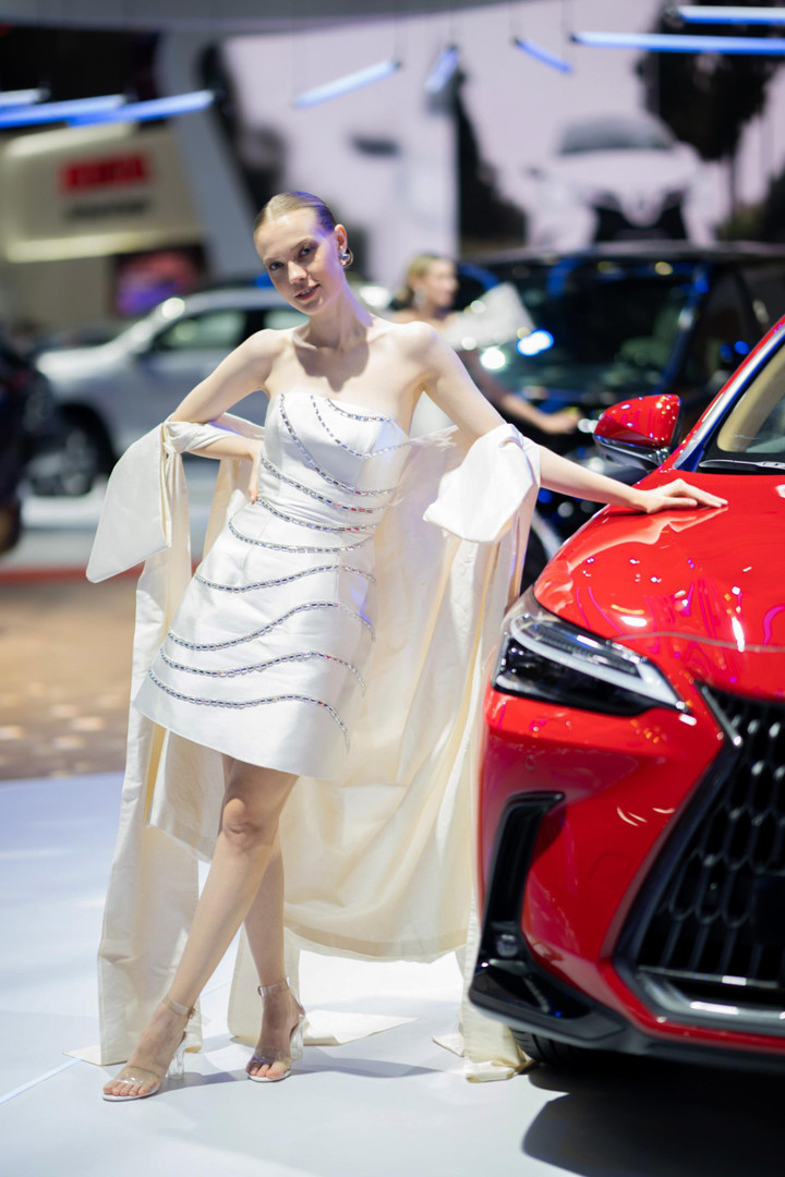 Ngắm dàn mẫu Tây nóng bỏng đẹp hút hồn tại Triển lãm Ô tô Việt Nam 2022