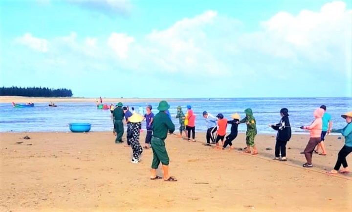 Người dân chung sức kéo thuyền nan, cứu sống 3 ngư dân - 1