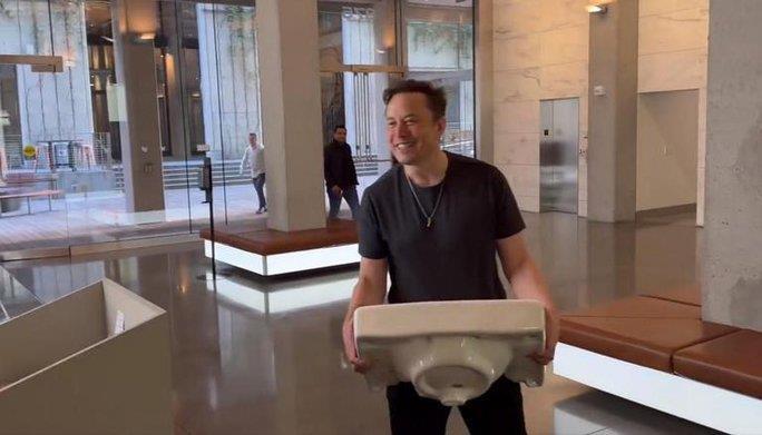 Tỷ phú Elon Musk mang bồn rửa đến thăm văn phòng Twitter - 1