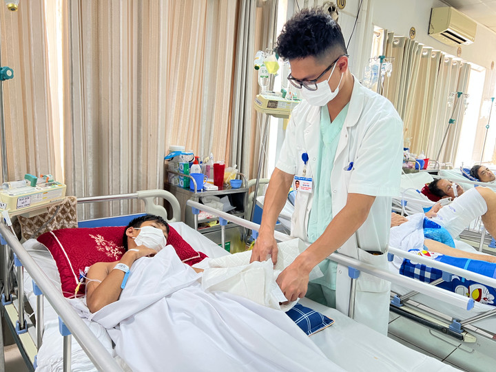 Mày mò làm thước kẻ gỗ, thiếu niên 13 tuổi bị máy cưa cắt đứt bàn tay - 1