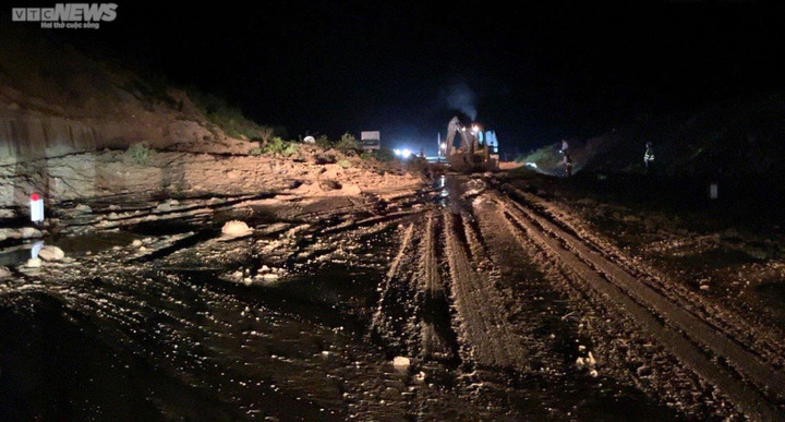 Hàng nghìn m3 đất đá sạt lở trong đêm, cao tốc La Sơn-Túy Loan ách tắc - 1