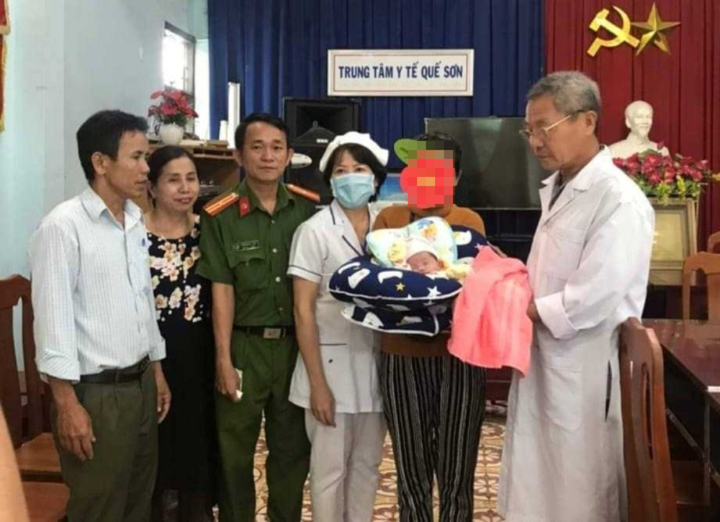 Quảng Nam: Bé gái sơ sinh bị bỏ rơi ở trung tâm y tế được người mẹ nhận lại - 1