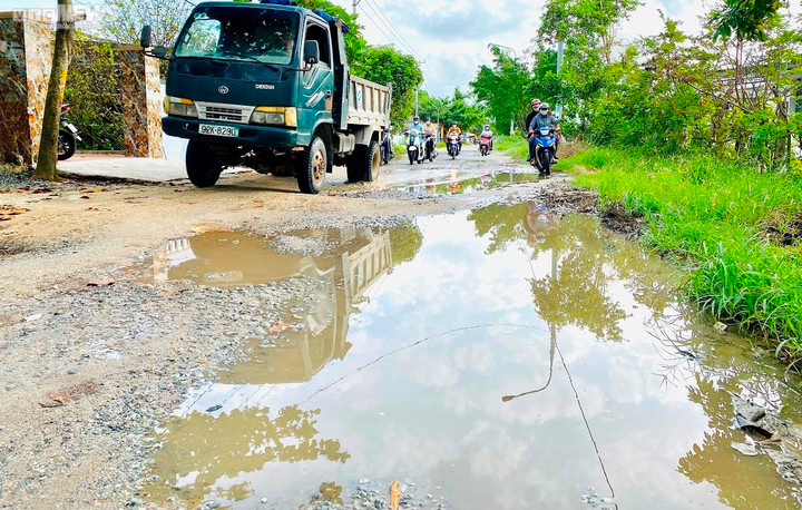 Đường nát như tương sau 4 năm oằn mình ‘gánh’ xe chở đất cho dự án, dân lãnh đủ - 1