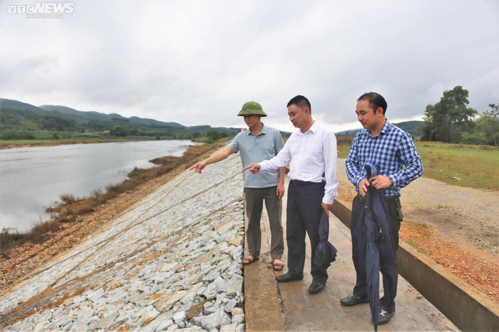 Dự án kè chống sạt lở 12 tỷ vừa bàn giao đã sụt lún, hư hỏng: Công an vào cuộc - 1