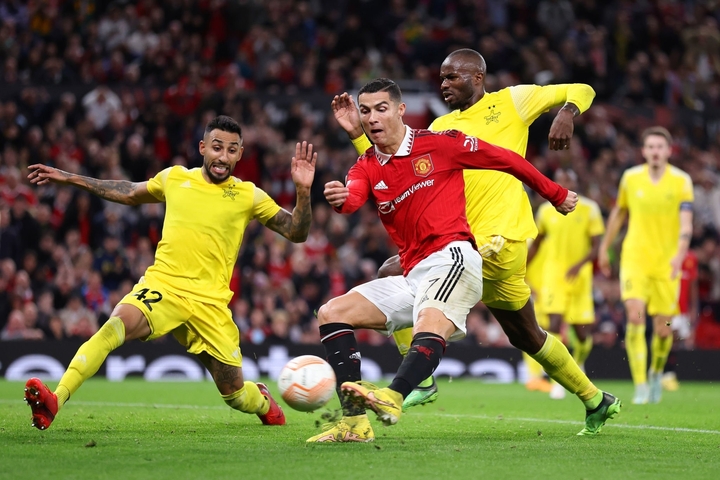 Ronaldo ghi bàn, Man Utd qua vòng bảng Europa League - 1