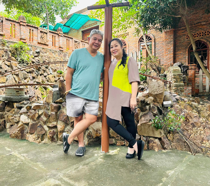 Sao Việt 30/10: Nghệ sĩ Lê Tuấn Anh trêu chọc bà xã Hồng Vân - 1