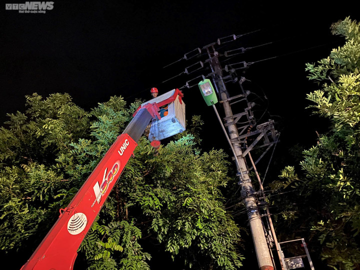 Nam thanh niên mắc bệnh tâm thần trèo lên đỉnh cột điện ở Lào Cai - 2