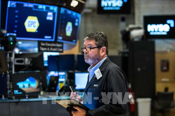 Thị trường chứng khoán vẫn chịu áp lực rủi ro - 2