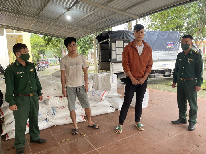 Công an, biên phòng truy đuổi 25km bắt xe chở hàng cấm - 1