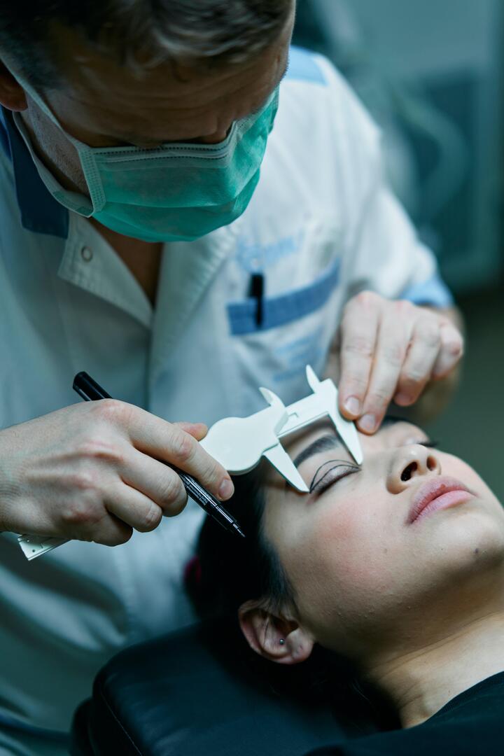 Bé gái 9 tuổi bị mẹ đẻ ép cắt mí, làm mũi, nâng ngực - 4