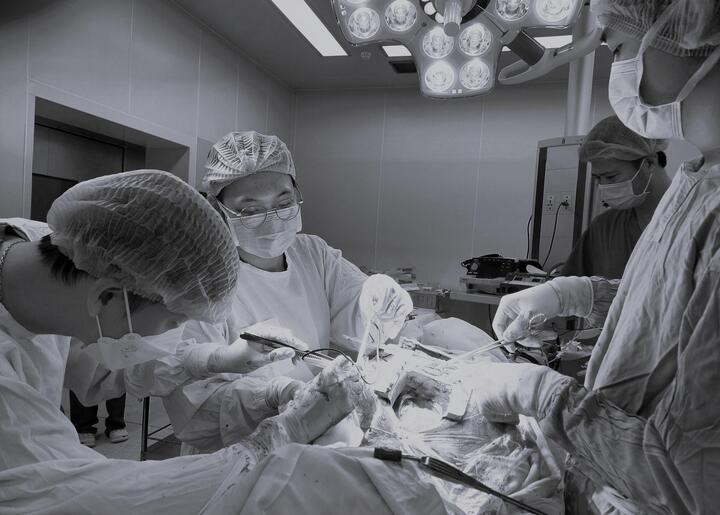 25 phút nguy cấp cứu sống thanh niên bị dao đâm vào tim - 1