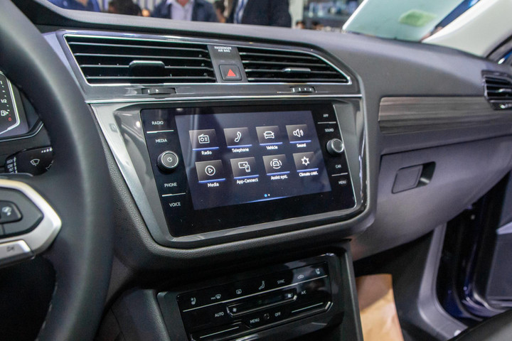 Chi tiết Volkswagen Tiguan Allspace 2023 giá 2 tỷ đồng - 6