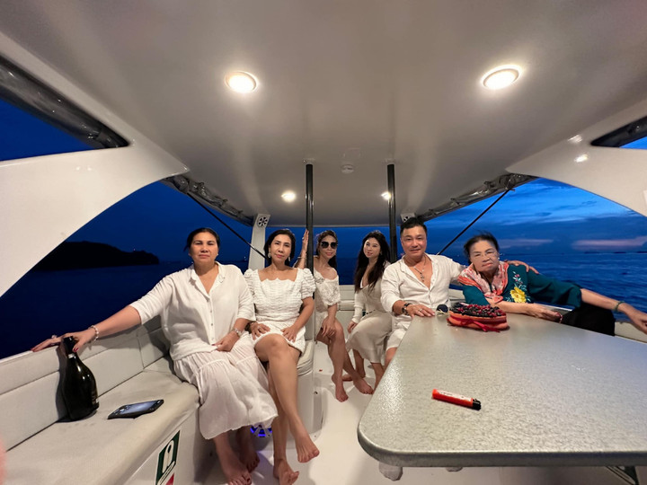 Sao Việt 31/10: Lý Hùng phong độ như nam thần ở tuổi 53 - 1