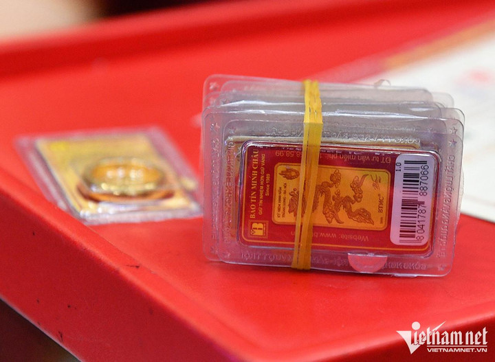 Giá vàng tuần qua giảm 300 nghìn đồng/lượng - 1