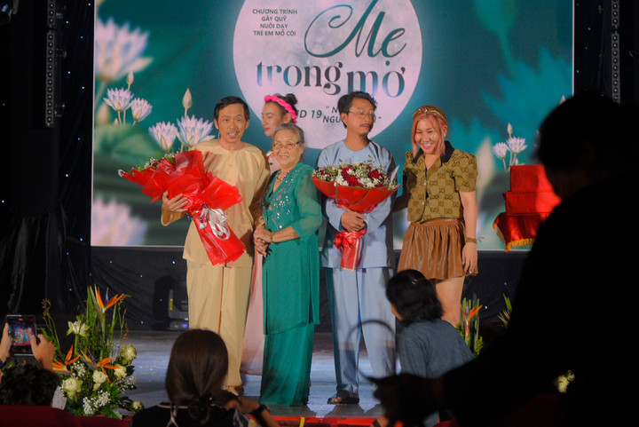 Mẹ Hoài Linh tới ủng hộ khi con trai trở lại sân khấu diễn kịch - 3