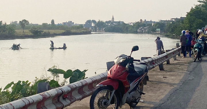 Tìm thấy thi thể nam thanh niên nghi nhảy xuống sông khi bị truy đuổi - 1