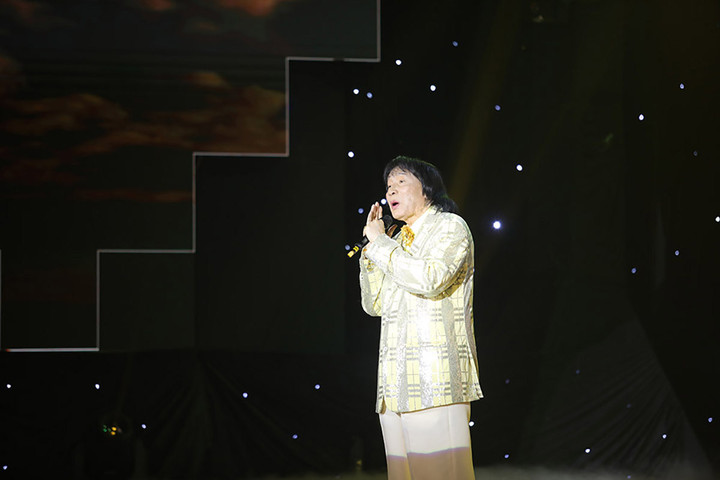 Mẹ Hoài Linh tới ủng hộ khi con trai trở lại sân khấu diễn kịch - 4